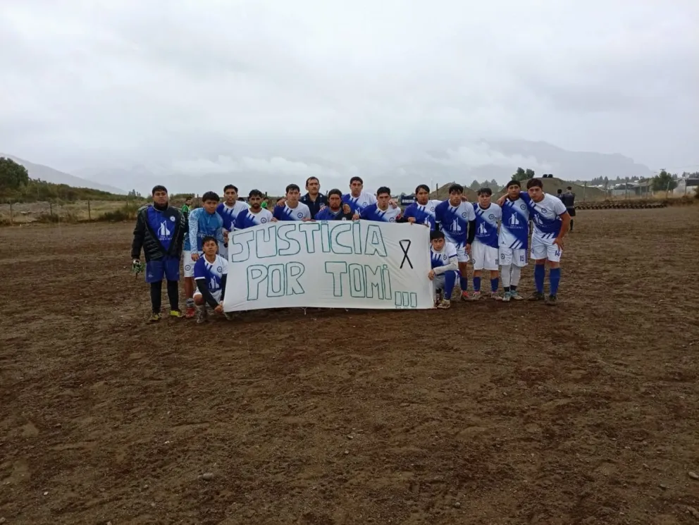El pedido de justicia por Tomás Alarcón se trasladó a las canchas de Bariloche. 