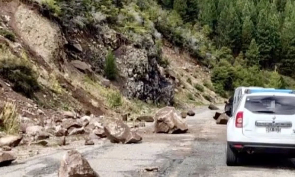 Desprendimiento de rocas en la Ruta 40: reducen la calzada en Siete ...