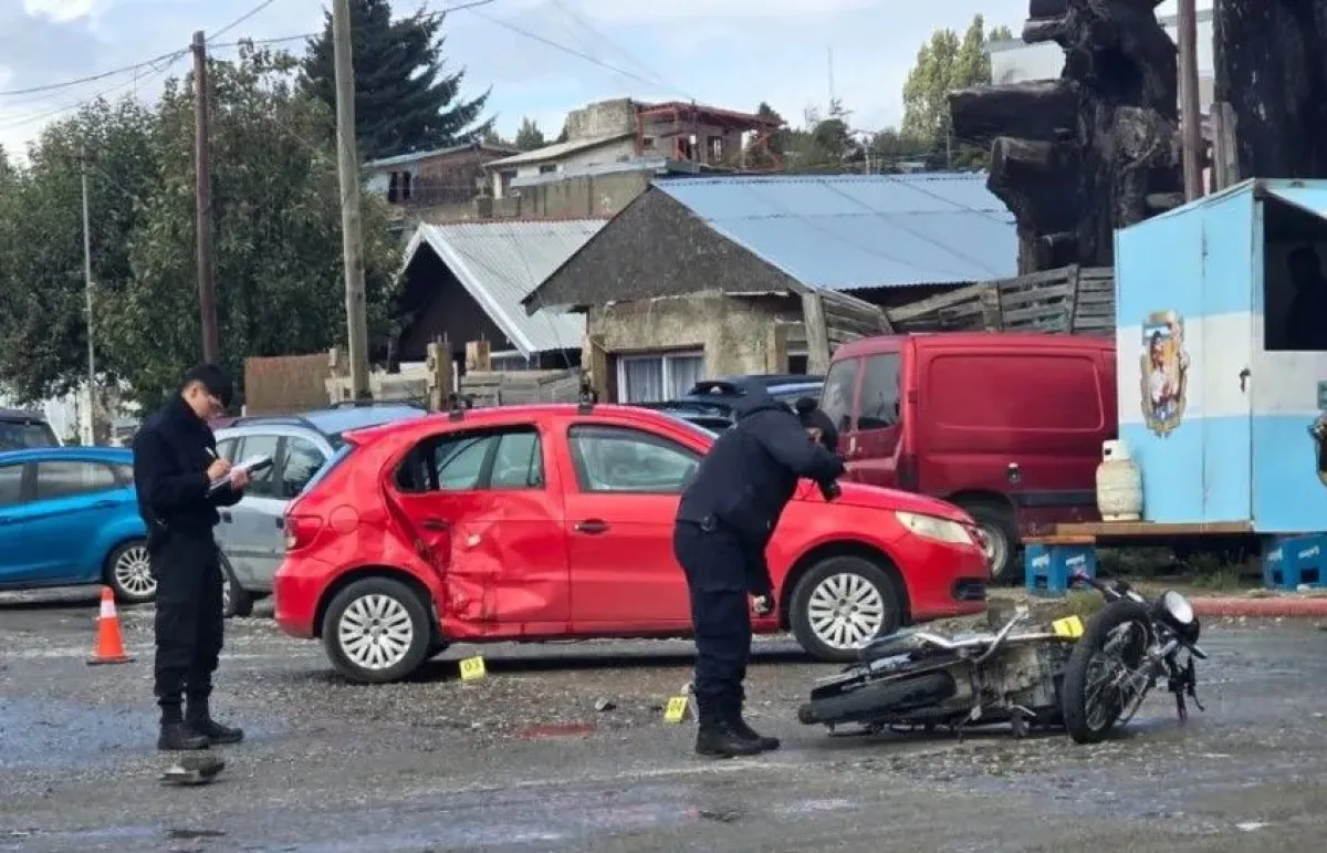 Choque entre un auto y una moto terminó con una mujer hospitalizada ...