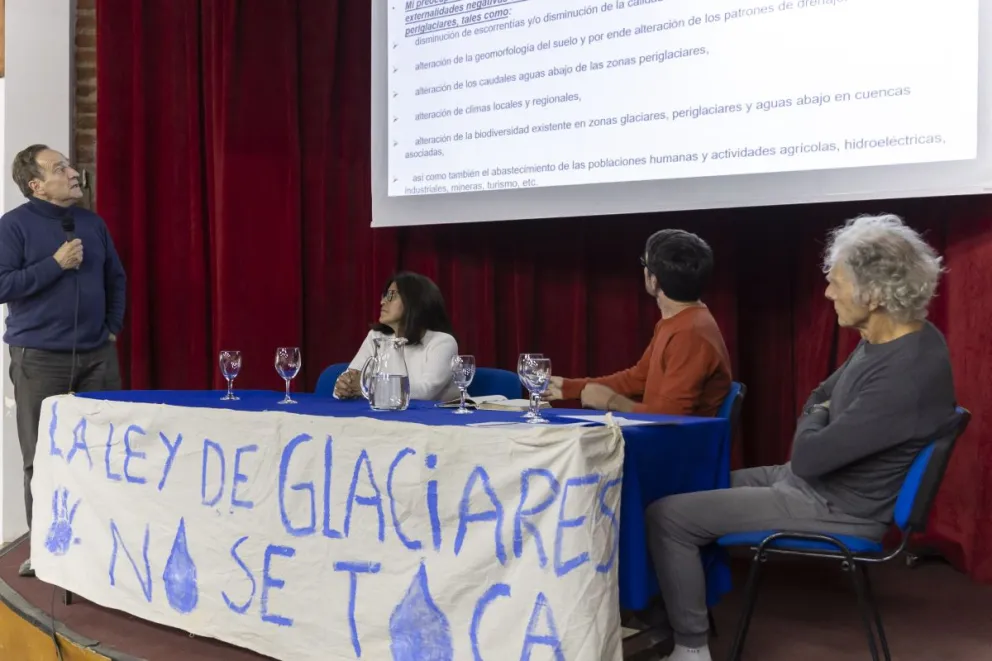 Imagen de un encuentro que se llevó a cabo en la Universidad Nacional del Comahue, en marzo, contra la modificación de la Ley de Glaciares; ahora plantearon una convocatoria para el Centro Cívico (foto: Eugenia Neme).
