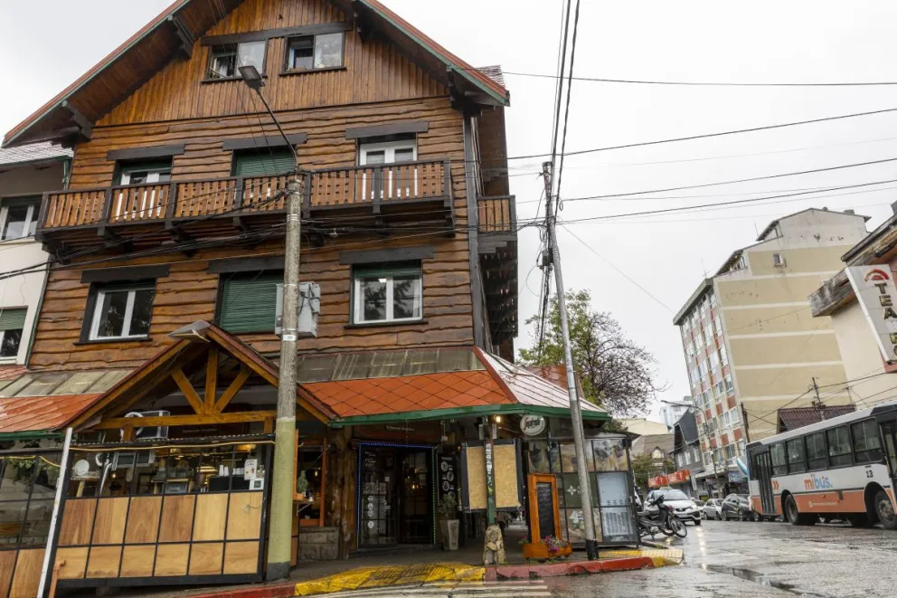 Una paradoja, "La Esquina" deberá desocupar la esquina por avanzar sobre el espacio público. Foto: Eugenia Neme.