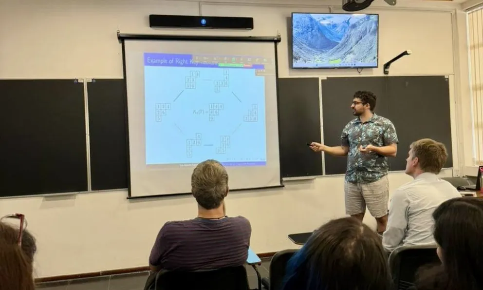 Luis Cárdenas en la defensa de su tesis. 