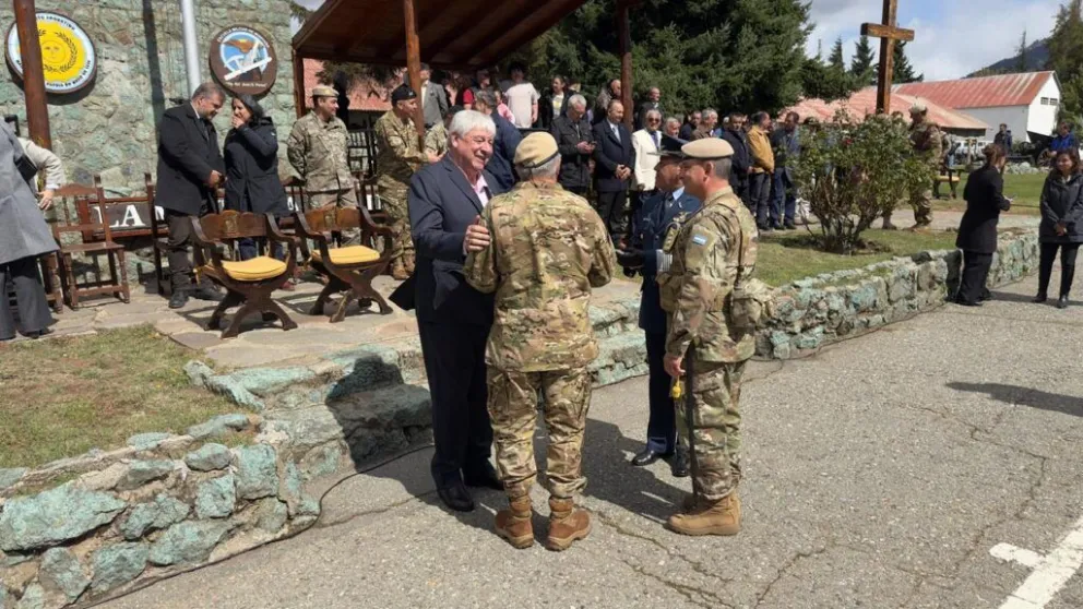  El intendente Walter Cortés hizo entrega de un placa conmemorativa.