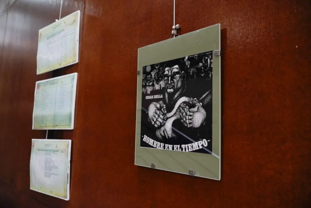 Discos prohibidos durante la dictadura y el papelerío estatal de aquella época (fotos: Facundo Pardo).