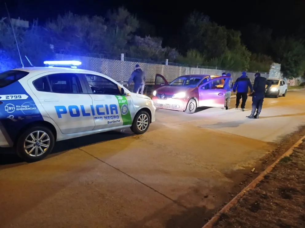 Llevaban en el auto droga, dinero, estupefacientes y un machete. 