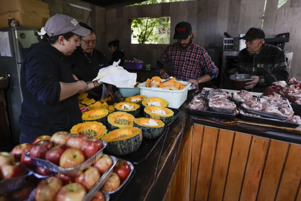 Ingredientes del tradicional curanto, en Colonia Suiza.