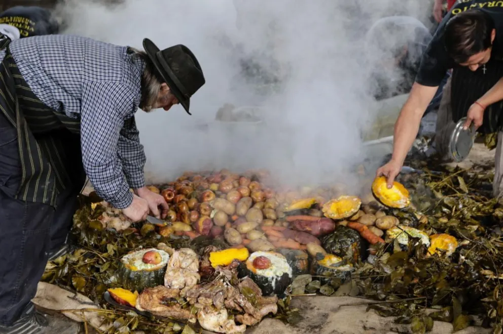 El tradicional curanto deleitó a grandes y chicos. Fotos de Eugenia Neme.