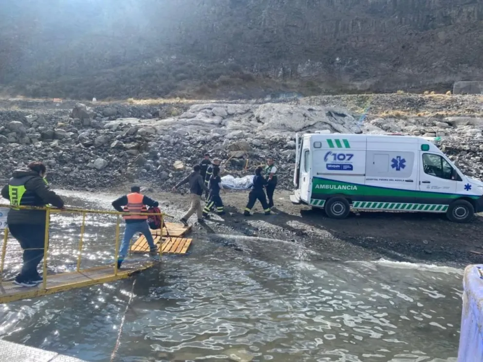 Trasladaron a la persona lesionada en bote hasta una ambulancia que la llevó al nosocomio de la localidad neuquina.