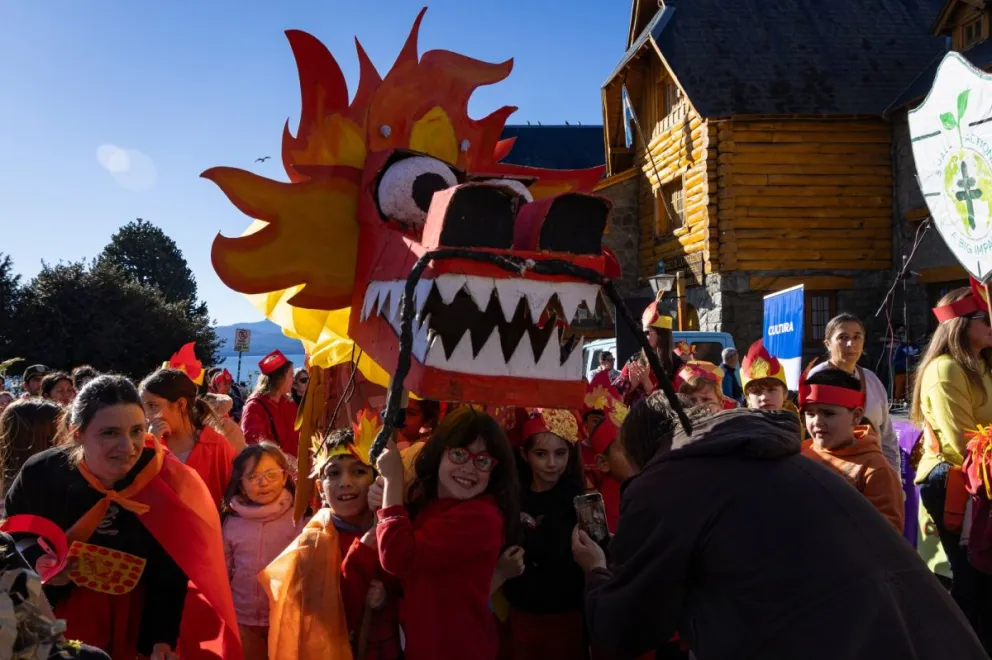 El tradicional desfile de "gigantes" llena de color las calles de Bariloche. Fotos Eugenia Neme.