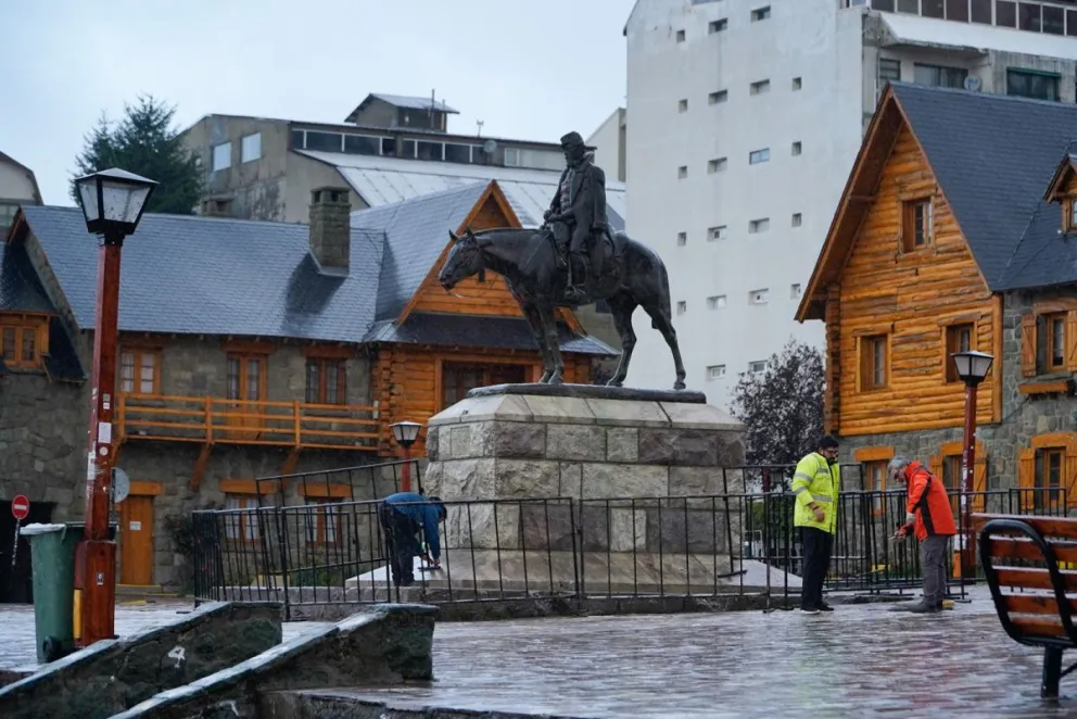 Vallado de la estatua ecuestre de Roca previo al Día Nacional de la Memoria por la Verdad y la Justicia (fotos: Facundo Pardo).