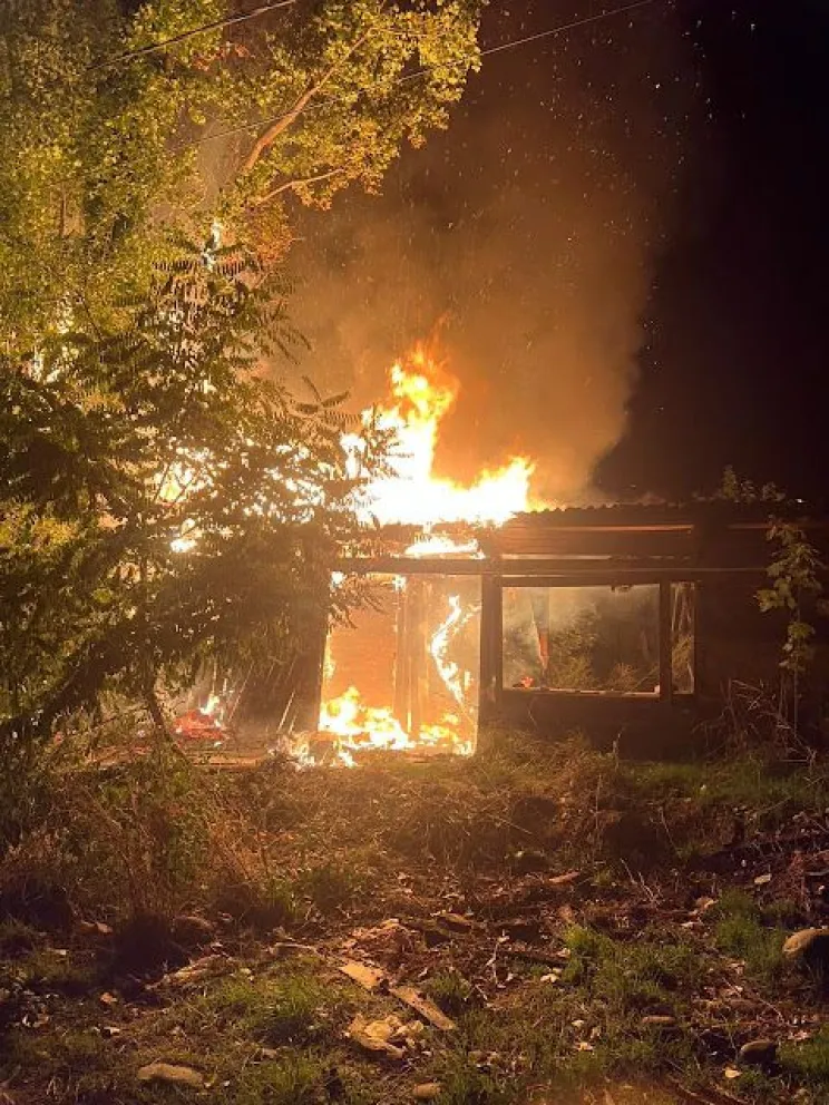 El fuego dejó pérdidas totales en una vivienda. Foto: Noticias del Bolsón
