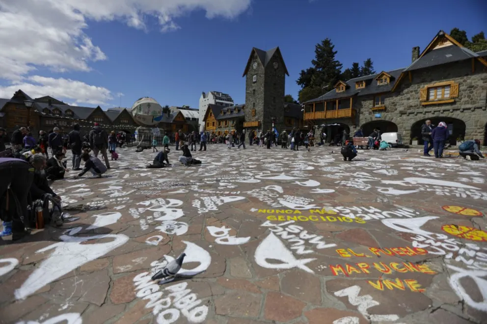 Una nueva jornada de "repintada" de los pañuelos en el Centro Cívico. Fotos: Eugenia Neme
