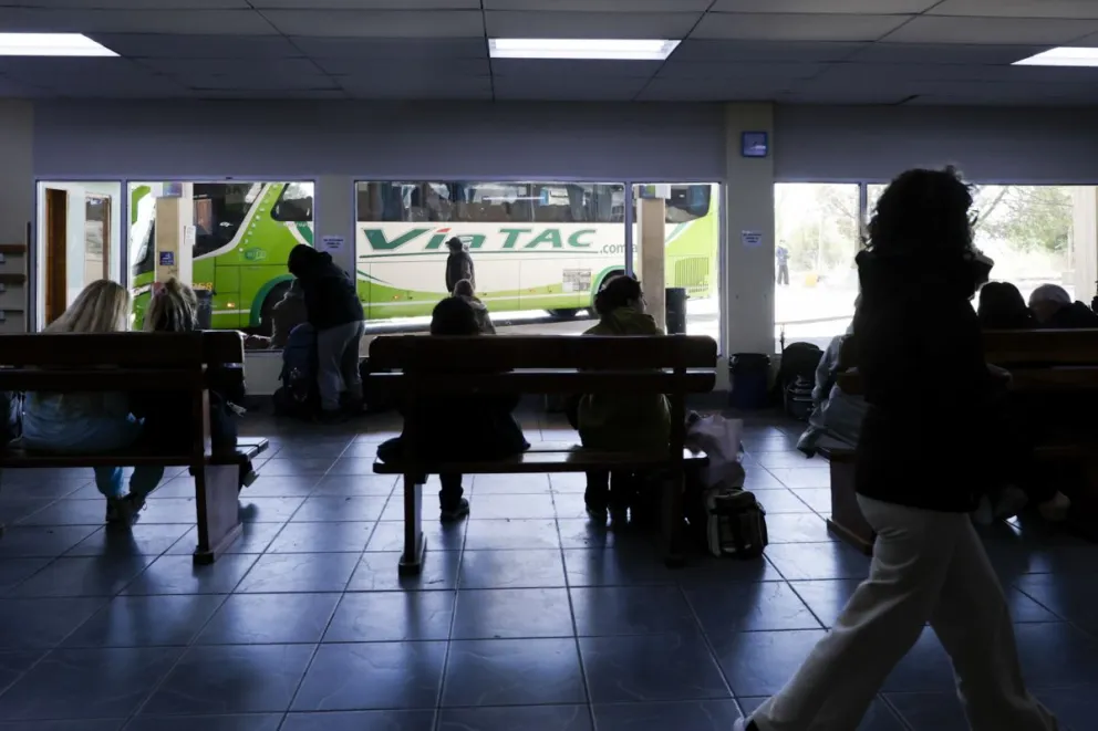 Cierran una buena temporada de verano en la terminal de Bariloche y esperan un "repunte" con la Fiesta del Chocolate. Fotos: Eugenia Neme