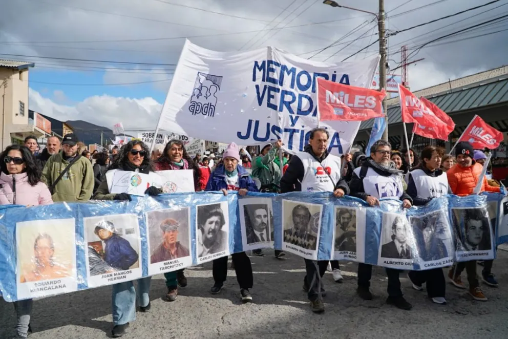 La columna se dirige al Centro Cívico. Fotos: Facundo Pardo 