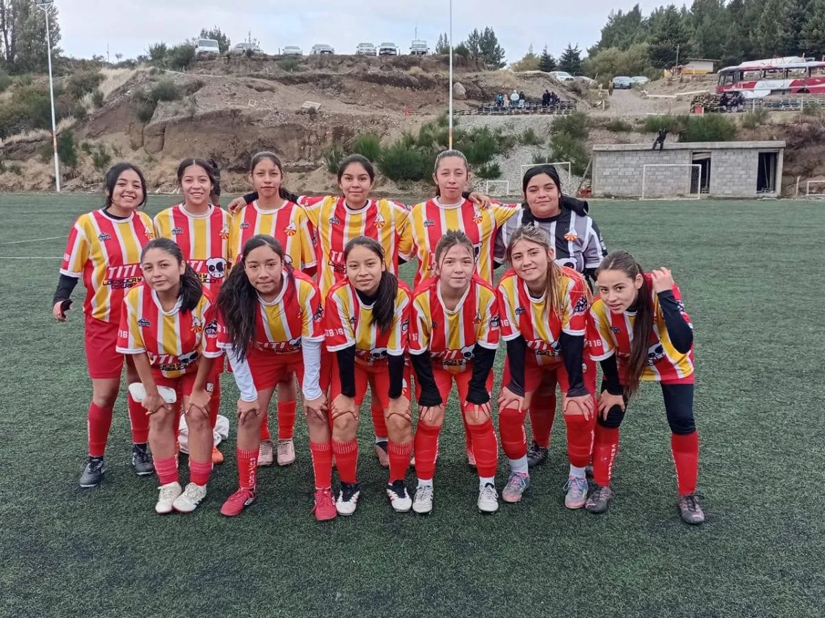 Comenzó el fútbol femenino de campo en Bariloche con contundentes goleadas