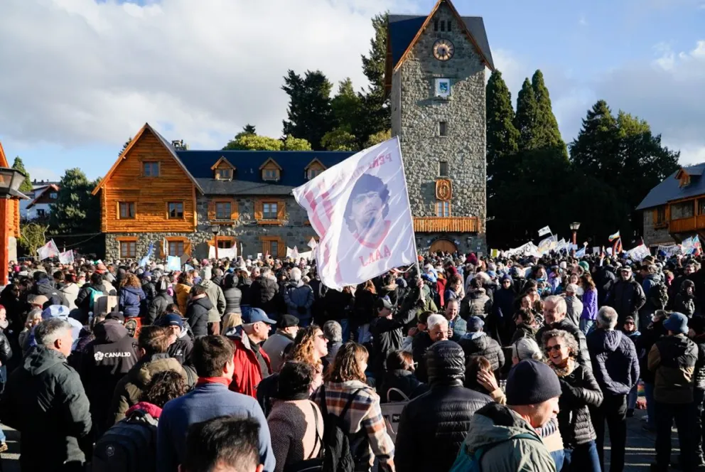 La columna se dirige al Centro Cívico. Fotos: Facundo Pardo 