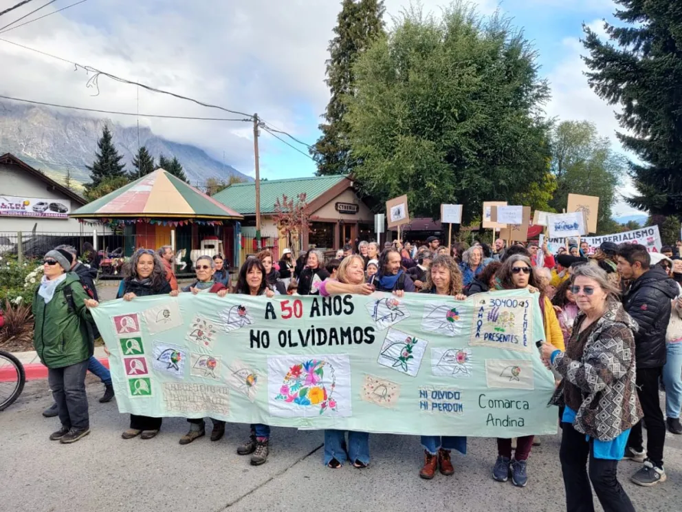 Una amplia movilización en la ciudad vecina / Fotos Noticias del Bolsón