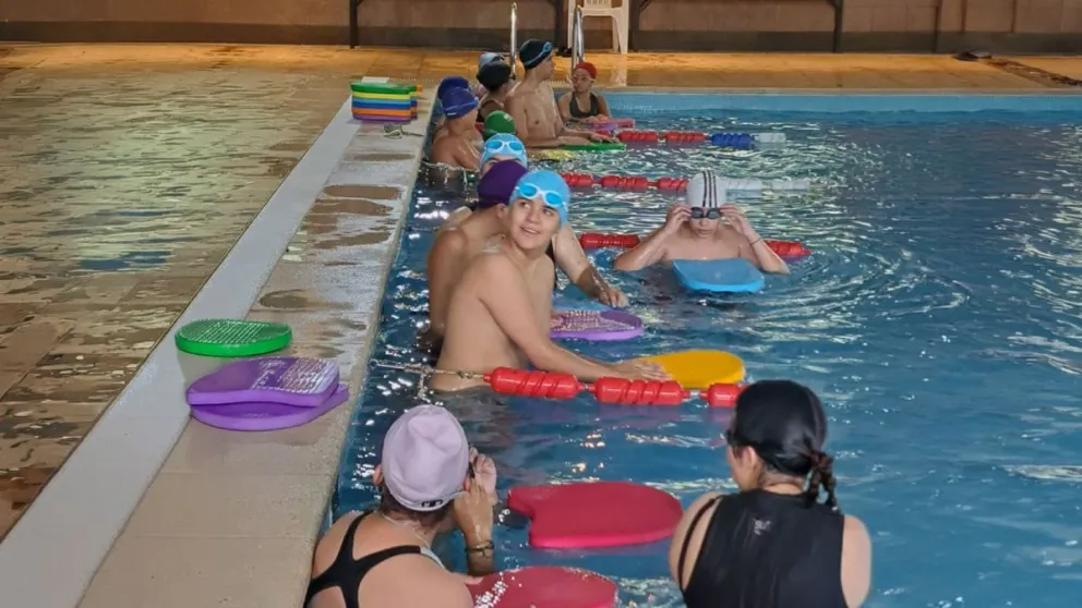 Se lleva a cabo en la pileta de AMEC. Foto Municipalidad de Bariloche.