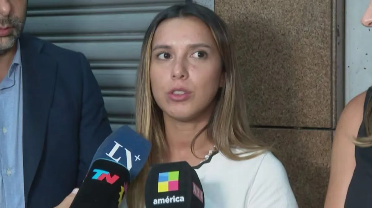 Juez cambió de opinión y la abogada argentina detenida por racismo en Brasil deberá esperar 15 días más