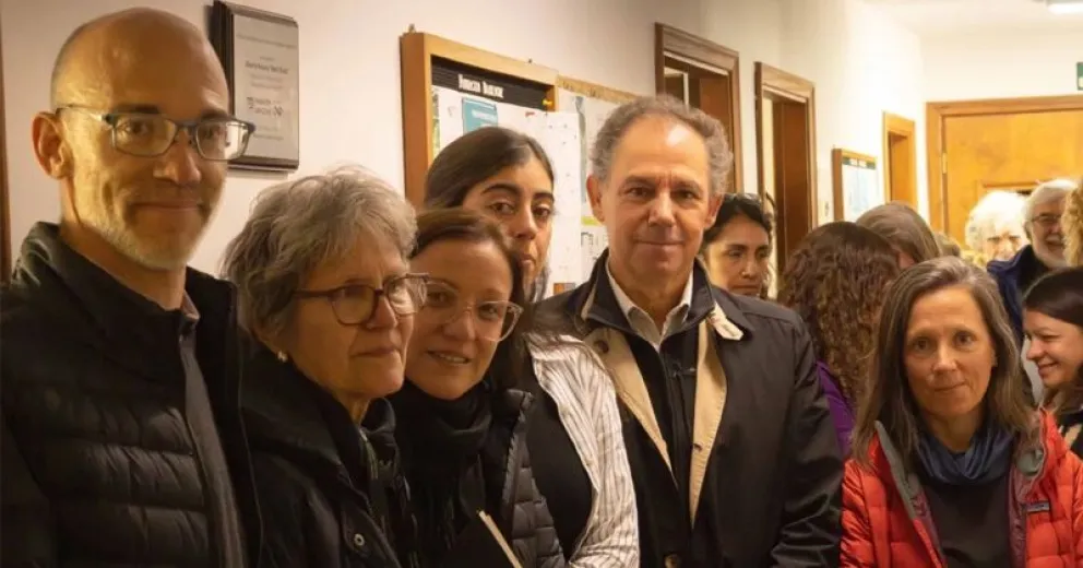 Autoridades e integrantes de Fb junto a Marina y Graciela, luego de colocar la placa en homenaje a Giusti. (Fotos: Kini Roesler)