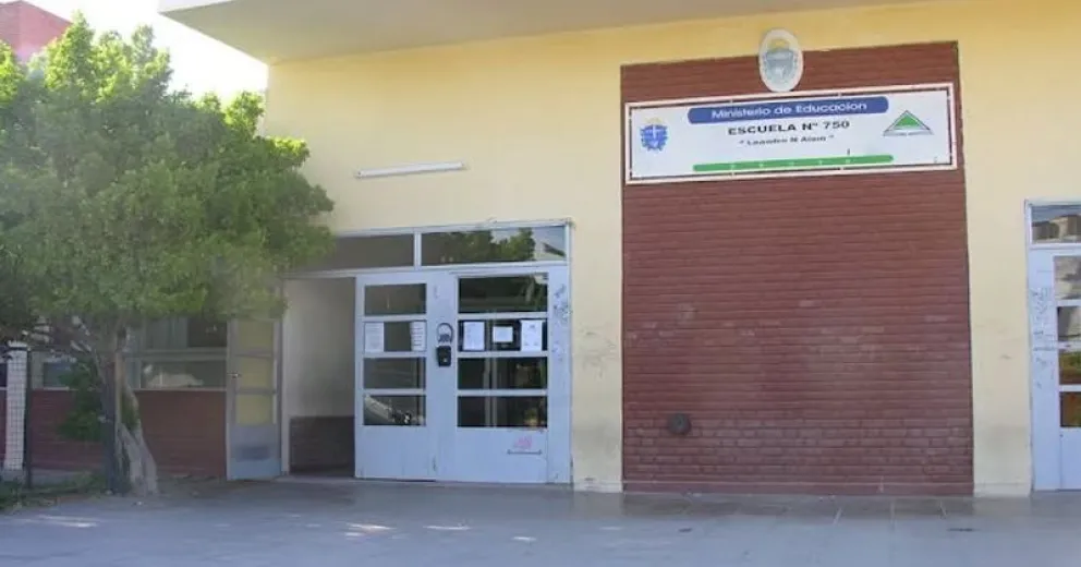 El establecimiento educativo al que asiste la alumna.