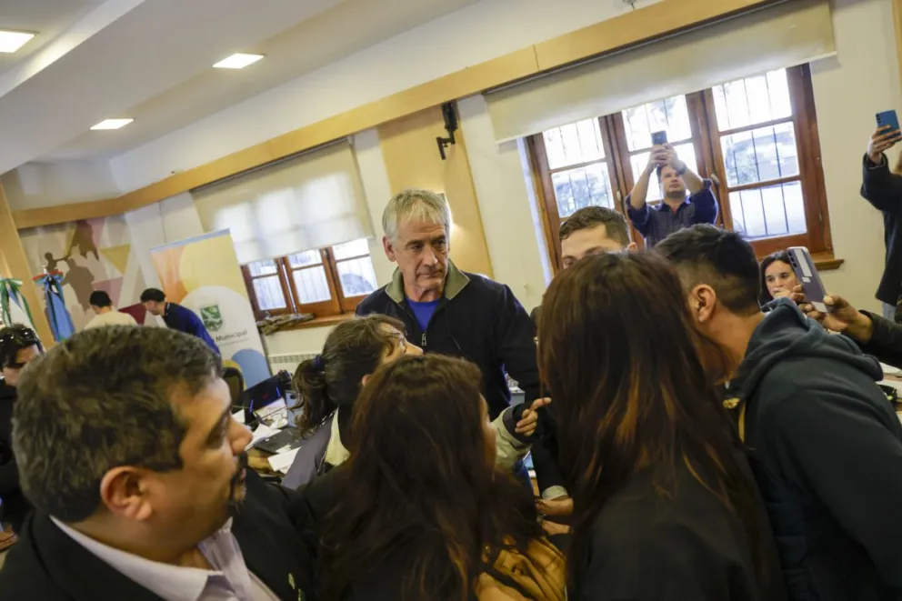 Sigue el debate con dos hinchadas" en el Concejo Deliberante. Foto: Eugenia Neme