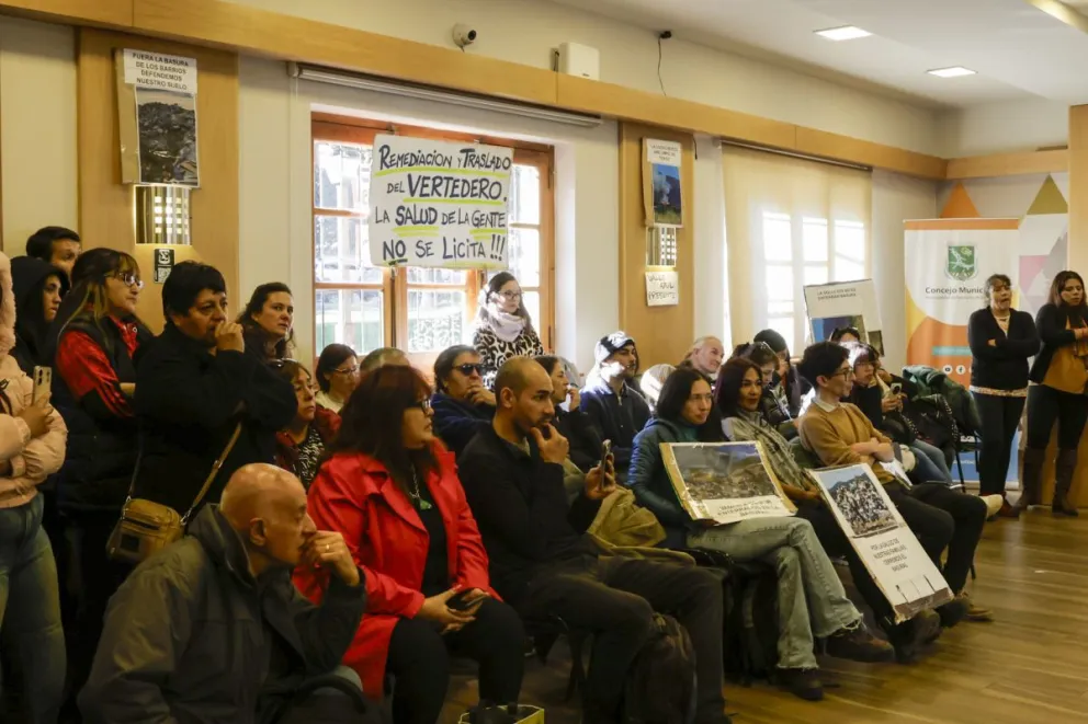 Comenzó la sesión por la licitación para el tratamiento de residuos en el vertedero. Foto y video de Eugenia Neme.