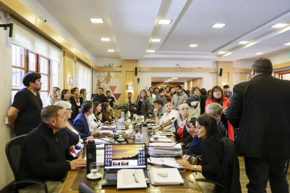 Sesión maratónica del Concejo Deliberante por el tratamiento del vertedero de Bariloche. Foto: Eugenia Neme. 