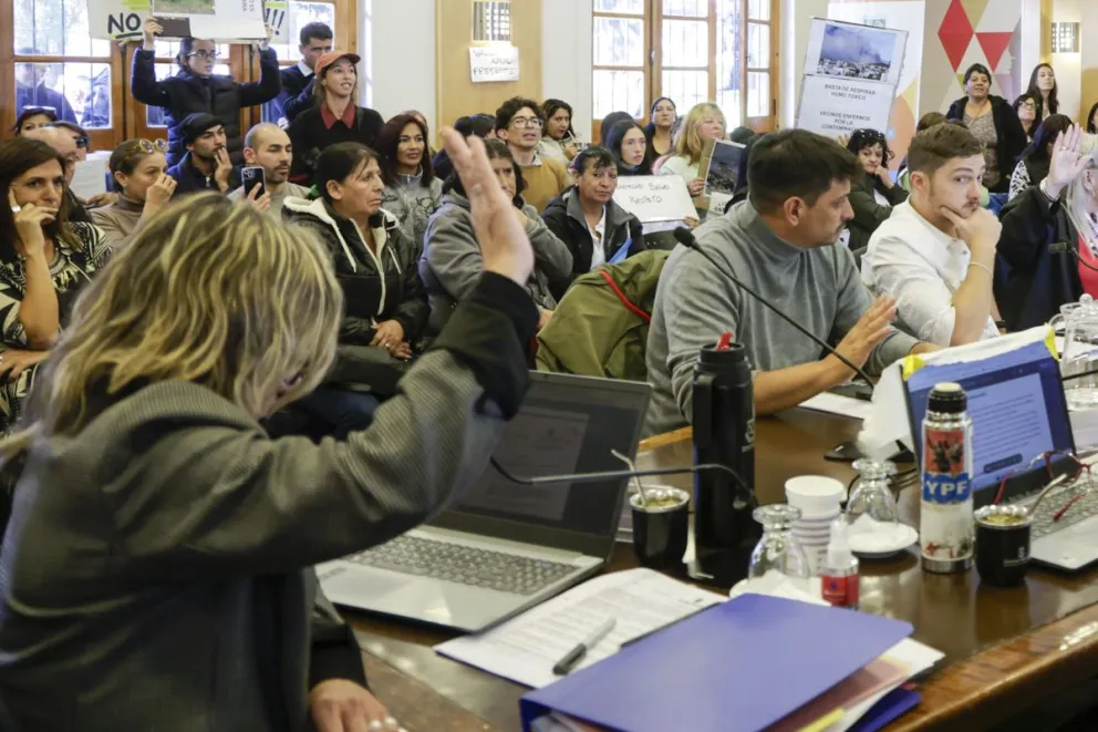 Sigue el debate con dos hinchadas" en el Concejo Deliberante. Foto: Eugenia Neme