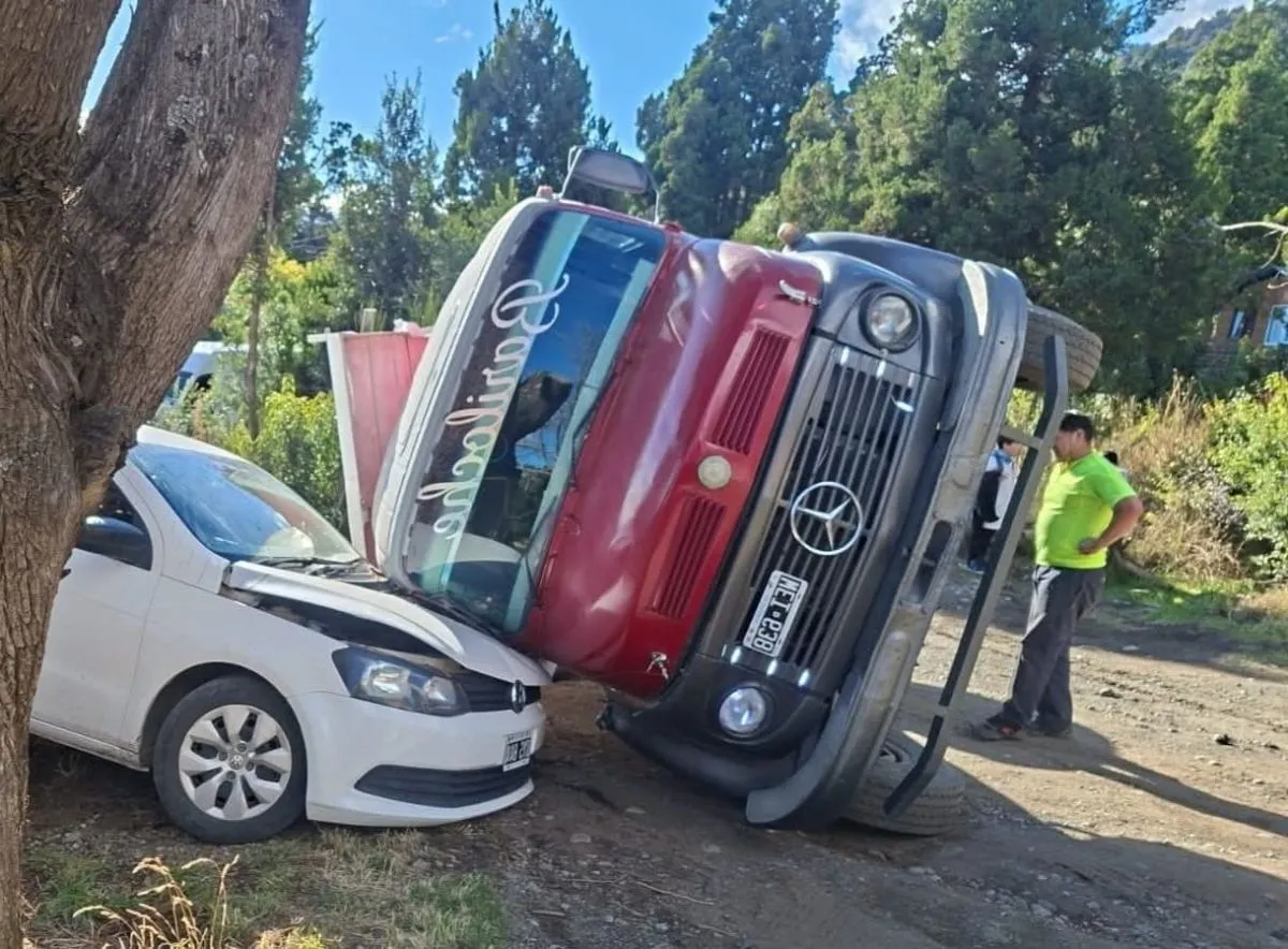 Aparatoso vuelco de camión sobre un auto estacionado en Virgen Misionera