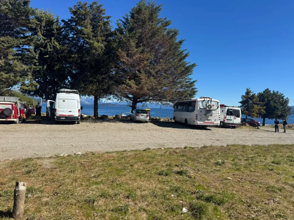 Colectivos y vehículos adaptados estacionados en un lugar no permitido. 