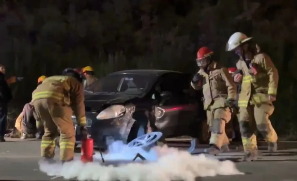 Violento choque con lesionados e importantes daños materiales en los rodados involucrados. 
