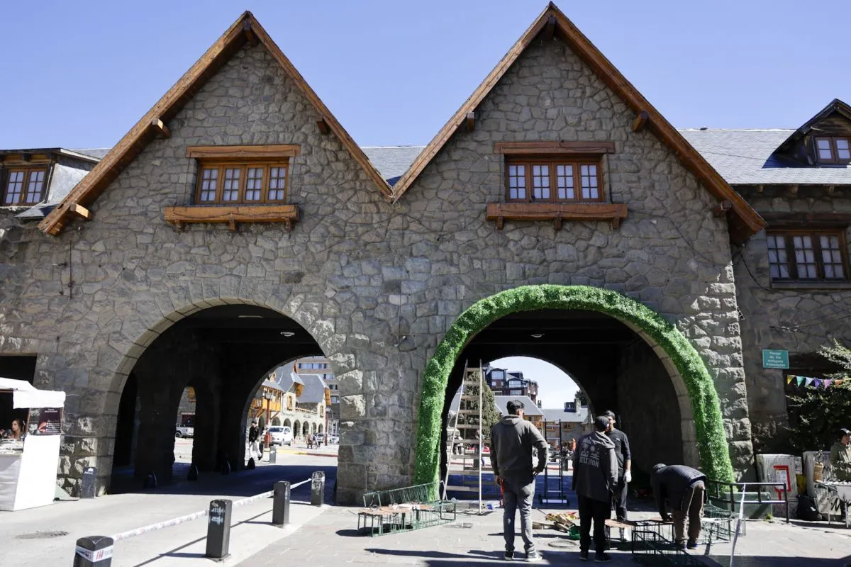 Bariloche se viste de fiesta: comenzó la ambientación para la Fiesta Nacional del Chocolate