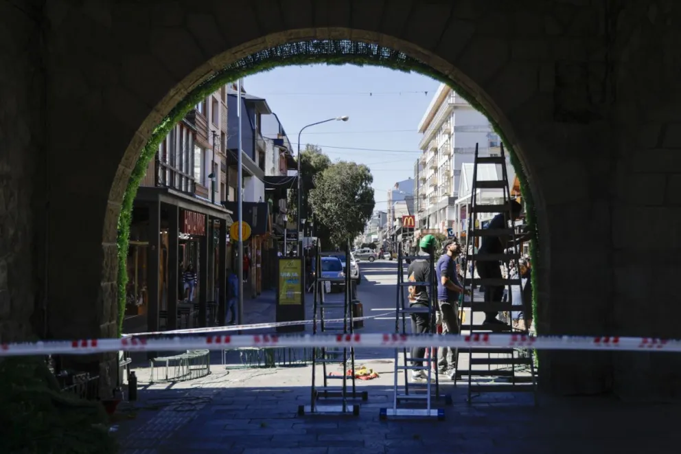 Los trabajos de decoración en pleno Centro Cívico de la ciudad / Foto Euge Neme 