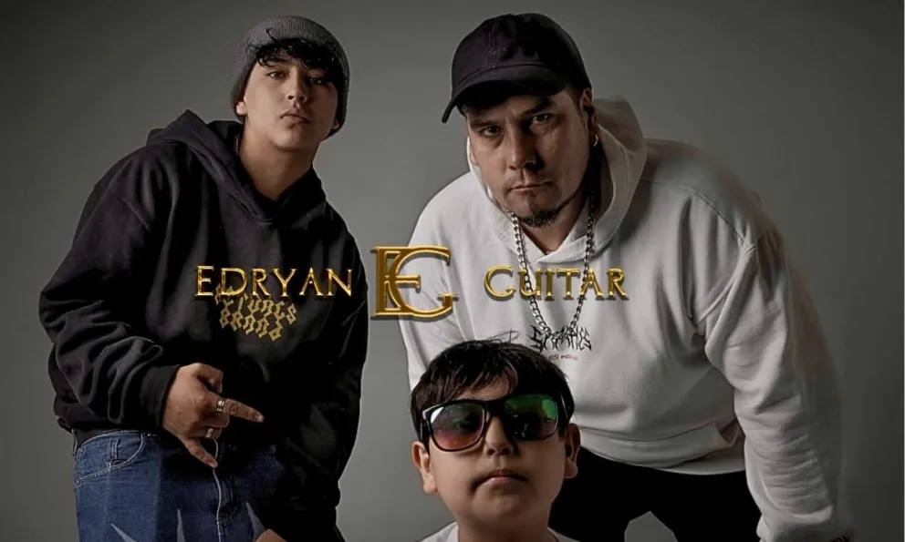 El terceto de padre e hijos.