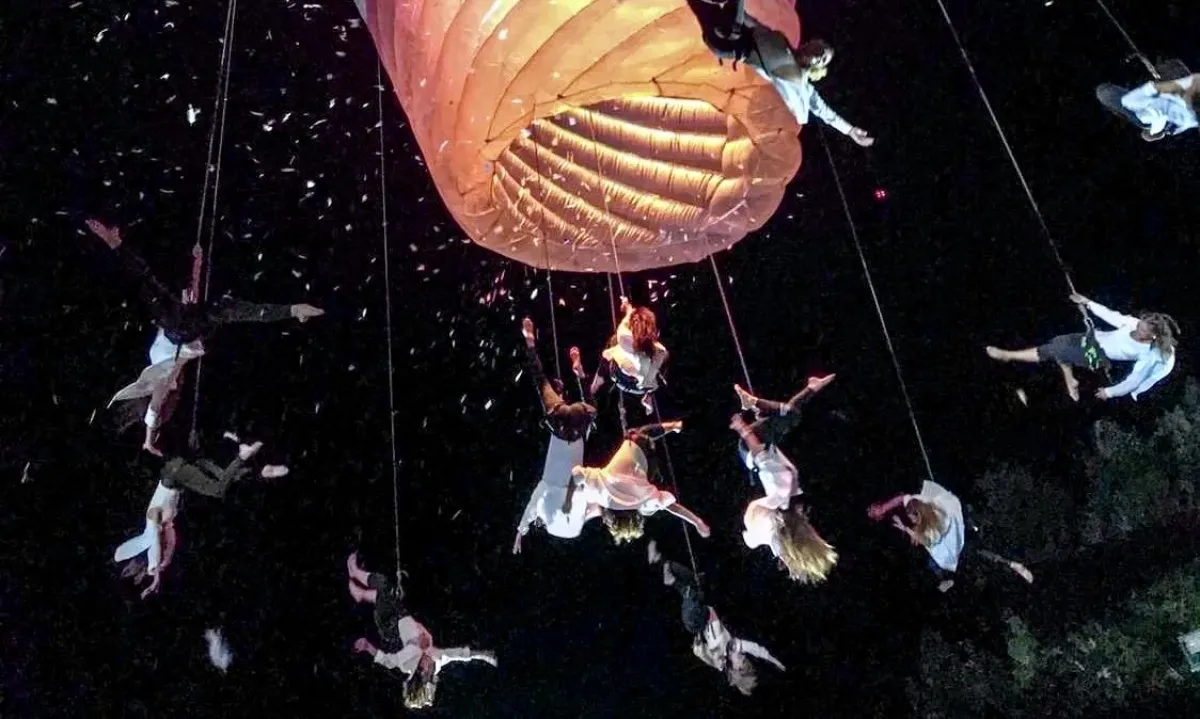 Espectáculo aéreo de danza vertical llegará al Centro Cívico por la Fiesta del Chocolate