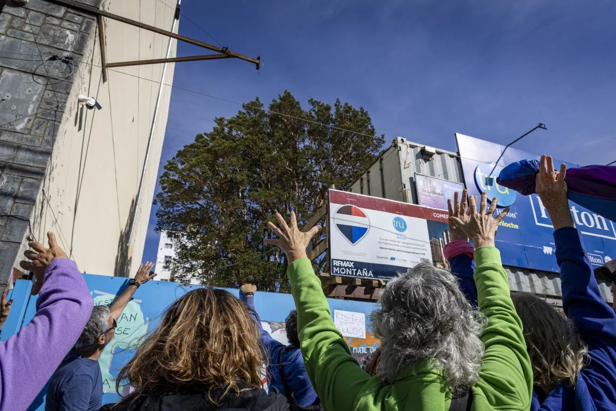 Vecinos realizaron un abrazo simbólico para defender un arrayán centenario del centro de Bariloche