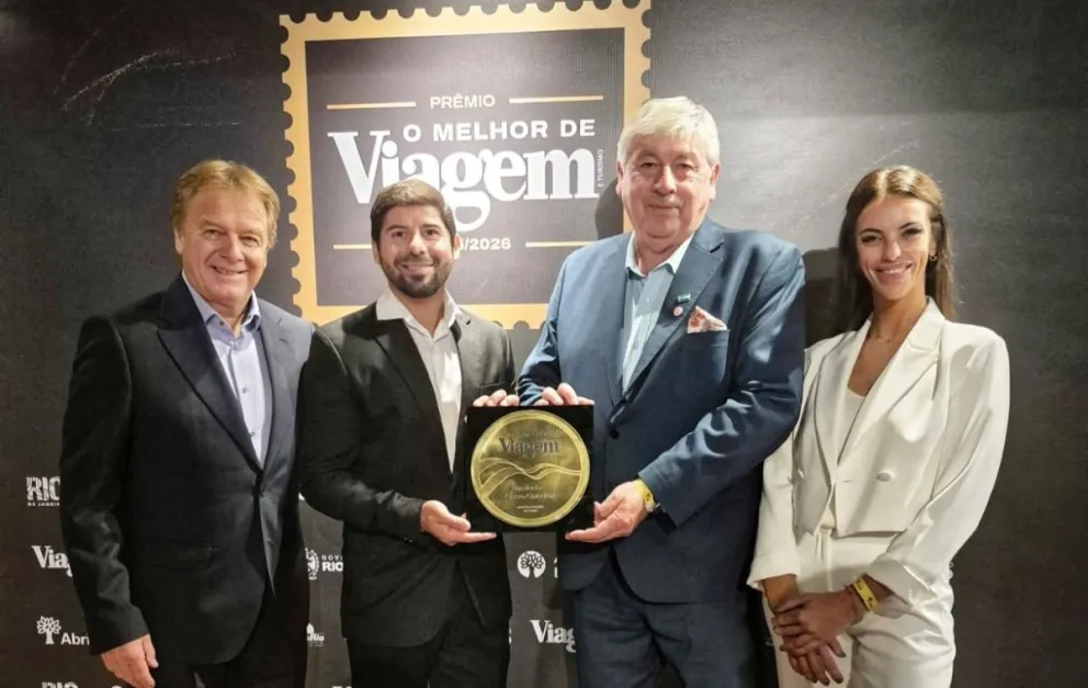 Las autoridades municipales con los representantes de la empresa. 