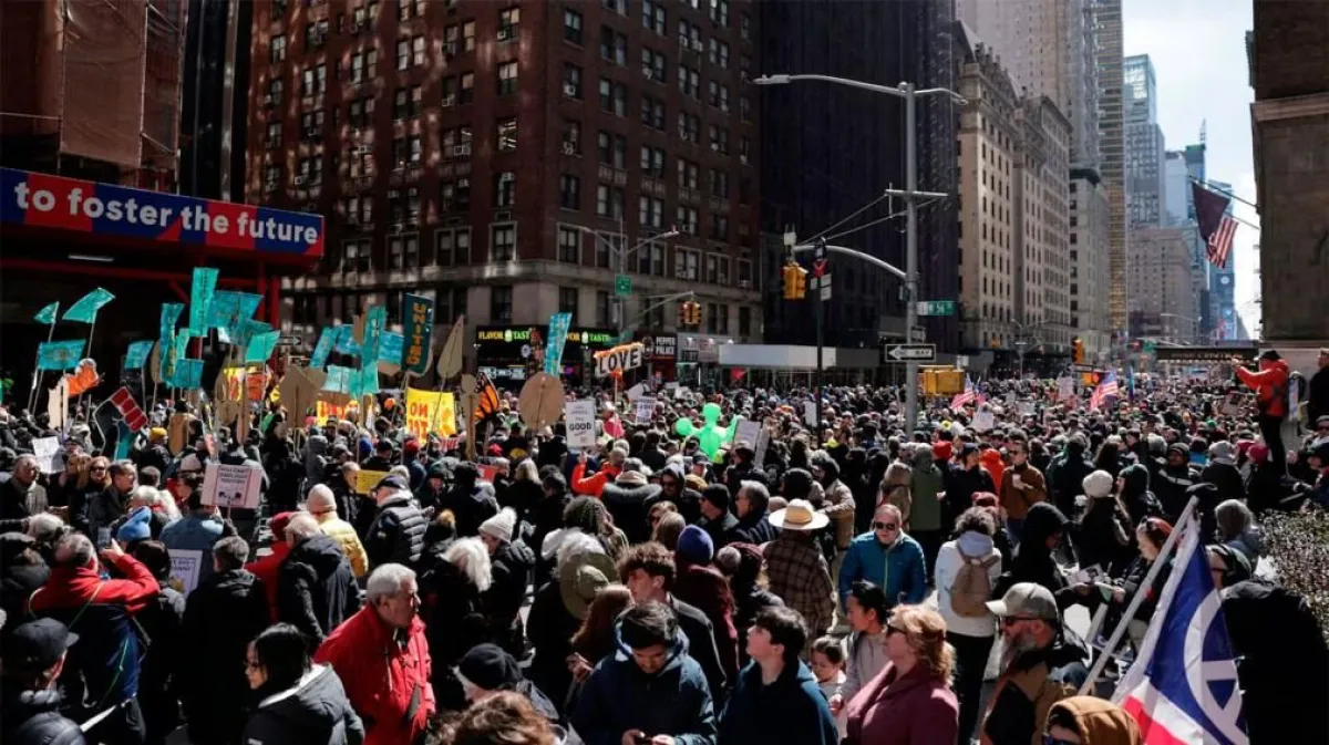 Más de 80 detenidos en masivas protestas contra Trump en Estados Unidos