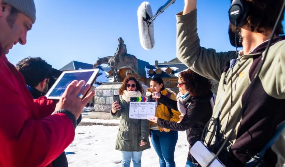 Rossi, a la izquierda de la imagen, en pleno rodaje (fotos: gentileza).