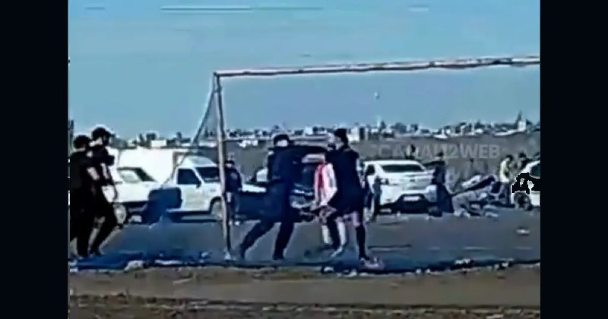 Árbitro con tobillera electrónica agredió a un policía e intentó escapar durante un partido en Trelew