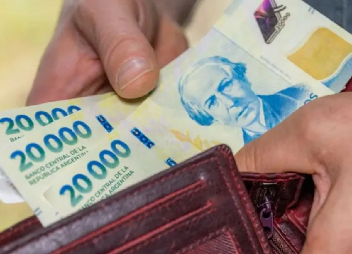 Con inflación en alza por 10 meses, Milei reduce encajes bancarios para impulsar el consumo