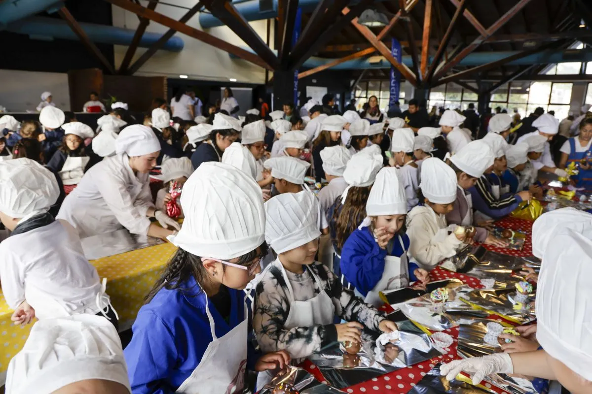 Más de 1500 niños de Bariloche viven la experiencia de ser chocolateros por un día