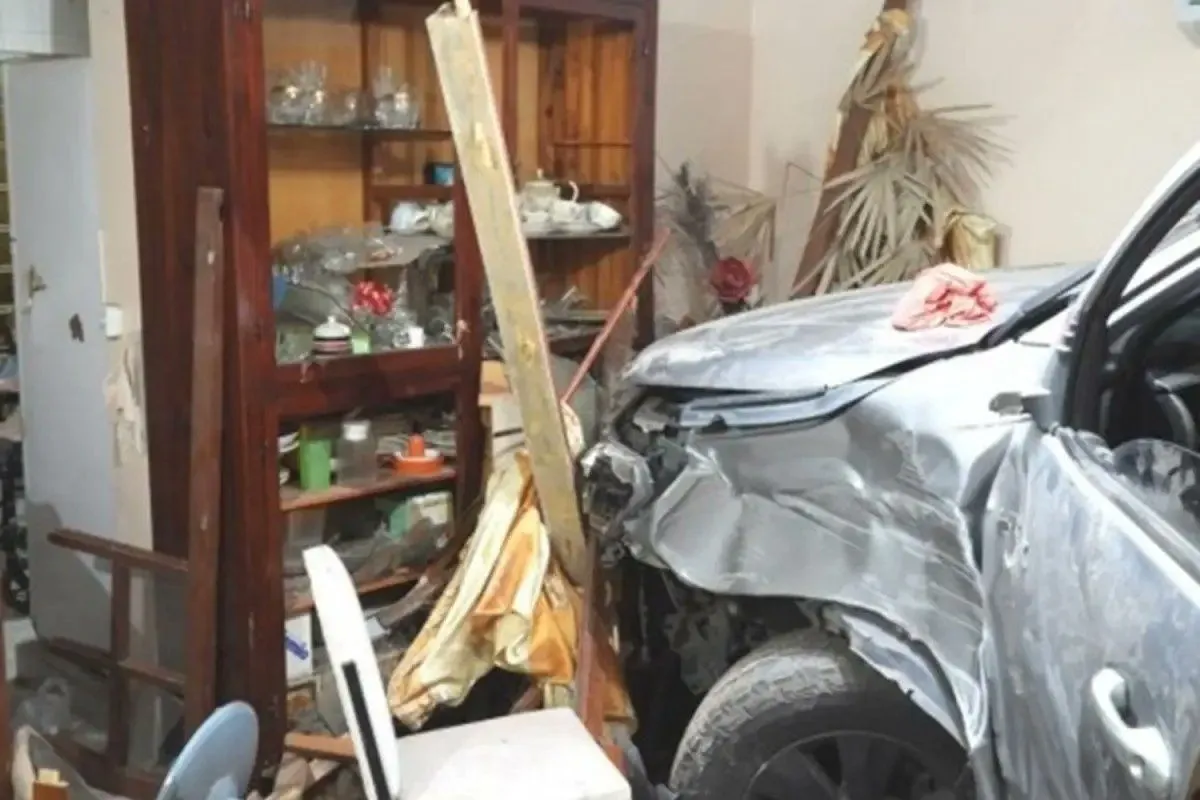 Violento episodio de género en Tucumán: estrelló la camioneta contra una casa y agredió a su pareja