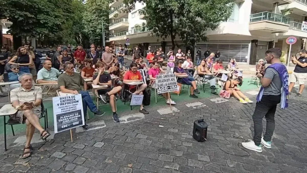 Docentes universitarios llevaron sus clases frente a la casa de Adorni por mayor presupuesto