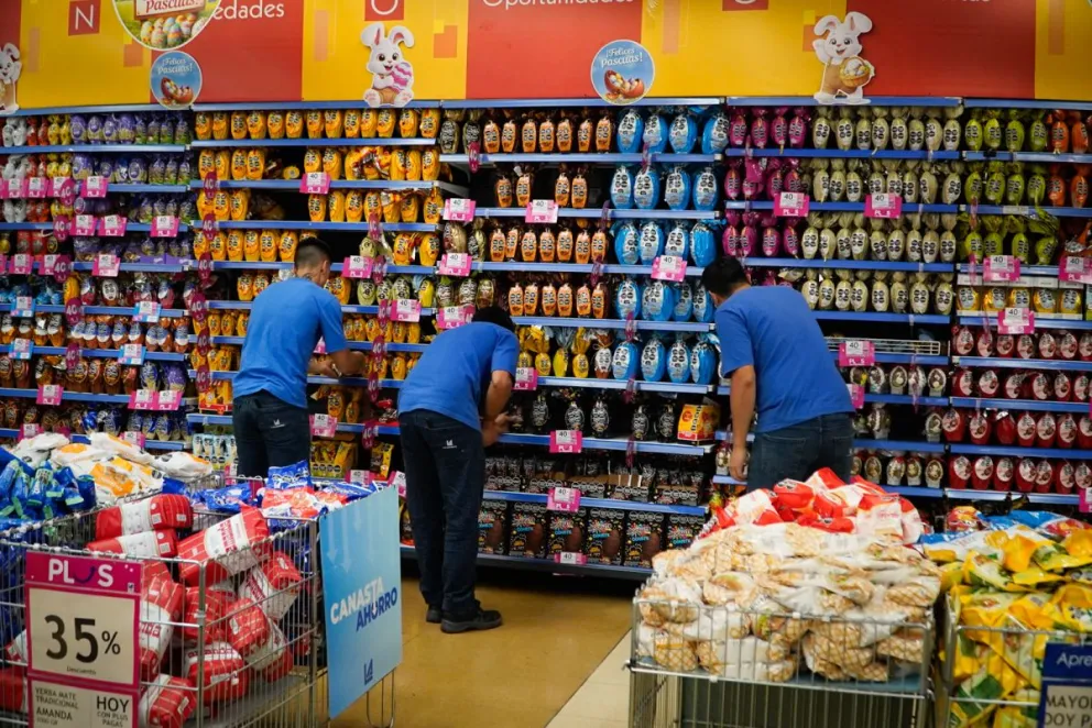 Los repositores ordenando la oferta en un supermercado local / Fotos Facu Pardo 