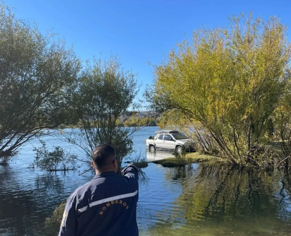 Fueron a pescar y los agarró la crecida del río. 
