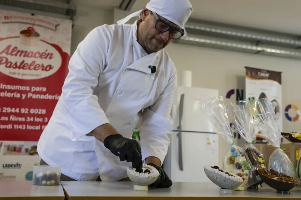 El maestro chocolatero compartiendo herramientas de elaboración. Fotos de Eugenia Neme.