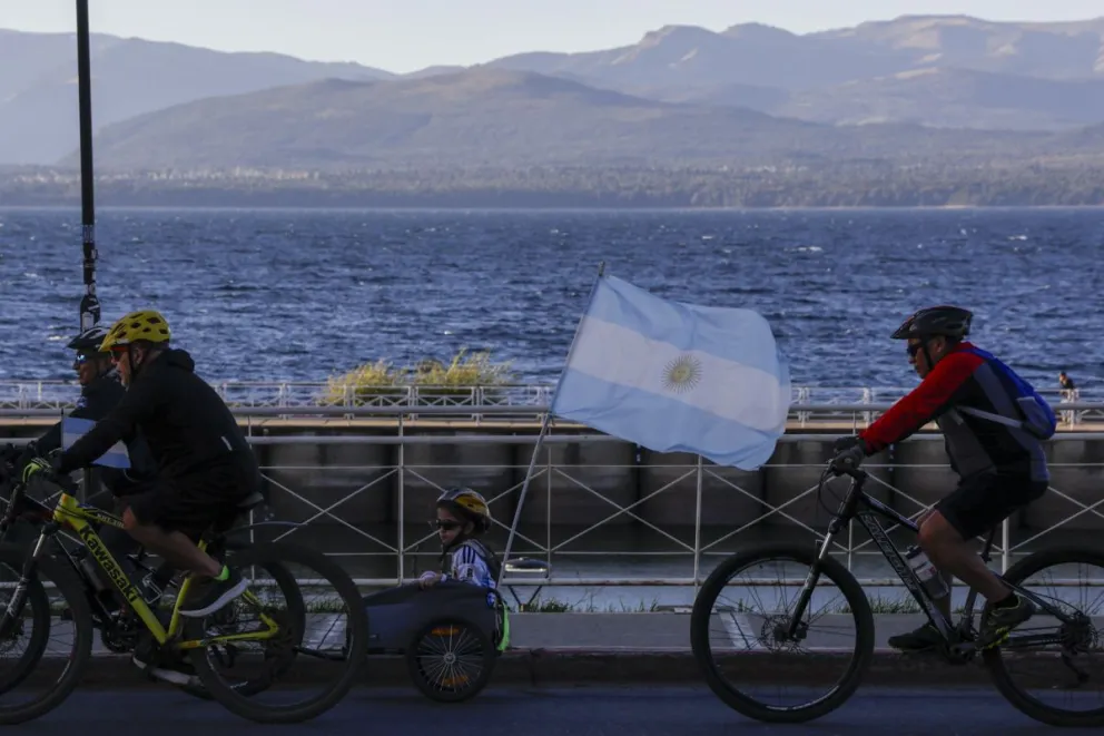 Pedaleando por Malvinas (fotos: Eugenia Neme).