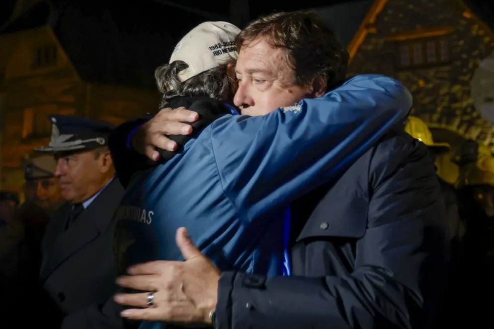 El director de los Veteranos de Guerra de Río Negro, Ruben Pablos, se funde en un abrazo con el gobernador (fotos: Eugenia Neme).